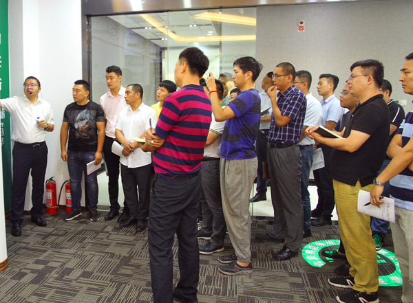 徐斌董事長給全體員工做企業(yè)文化培訓 徐斌董事長給全體員工做企業(yè)文化培訓